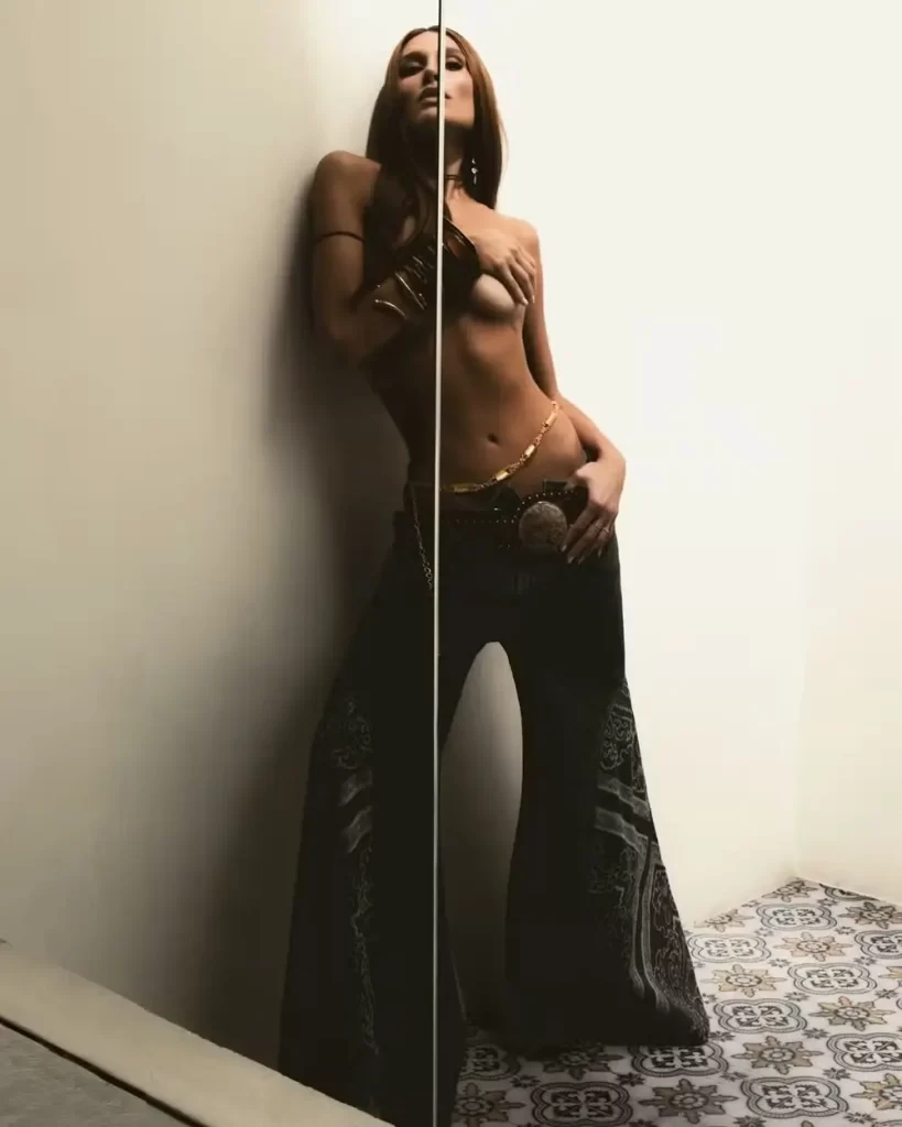 Sasha Meneghel posa topless em clique artístico