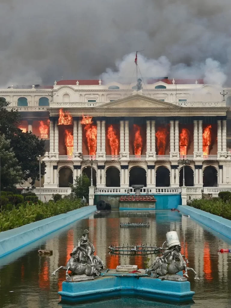Chamas consomem o Singha Durbar, principal edifício administrativo do governo do Nepal, em Katmandu, após protestos de jovens contra restrições às redes sociais e corrupção
Imagem: Anup Ojha/AFP