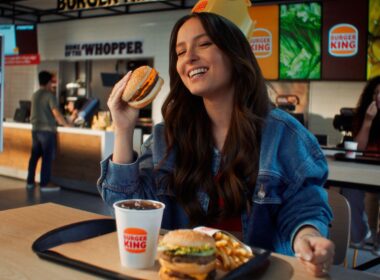 Larissa Manoela Brinca com Polêmica Financeira em comercial do Burger King