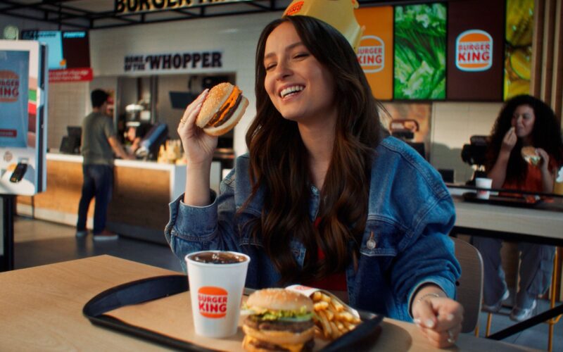 Larissa Manoela Brinca com Polêmica Financeira em comercial do Burger King