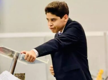 Pastor mirim Miguel de 15 anos, choca ao rasgar exames e é proibido de pregar