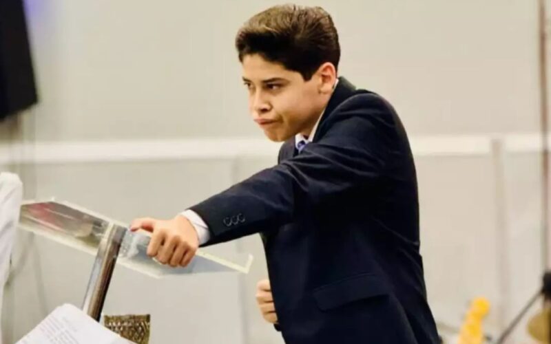 Pastor mirim Miguel de 15 anos, choca ao rasgar exames e é proibido de pregar
