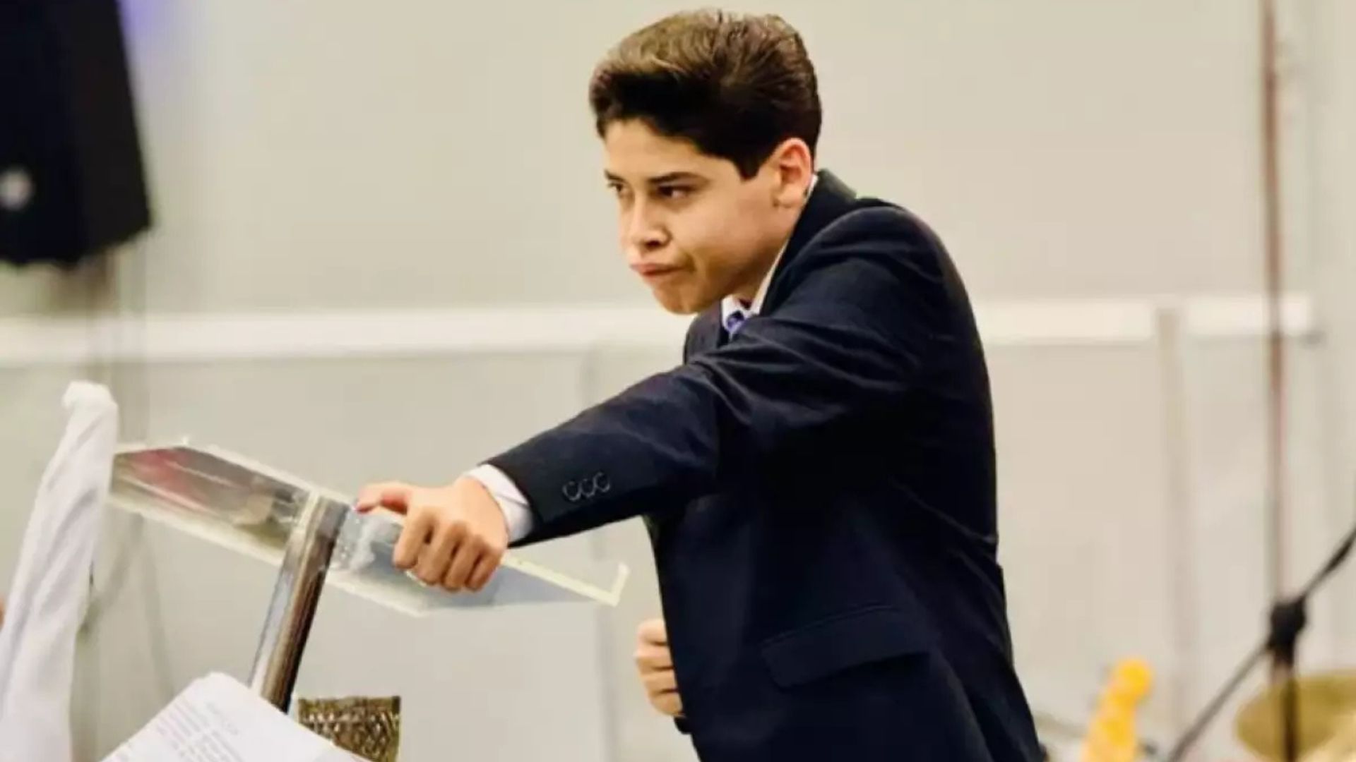 Pastor mirim Miguel de 15 anos, choca ao rasgar exames e é proibido de pregar
