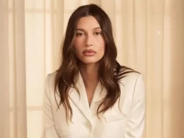 Hailey Bieber vende Rhode por R$ 5,6 bi à e.l.f. Beauty