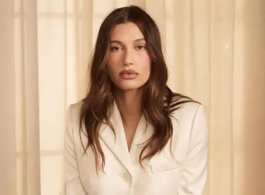 Hailey Bieber vende Rhode por R$ 5,6 bi à e.l.f. Beauty