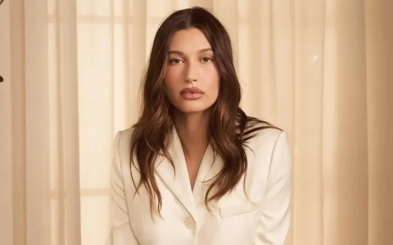 Hailey Bieber vende Rhode por R$ 5,6 bi à e.l.f. Beauty