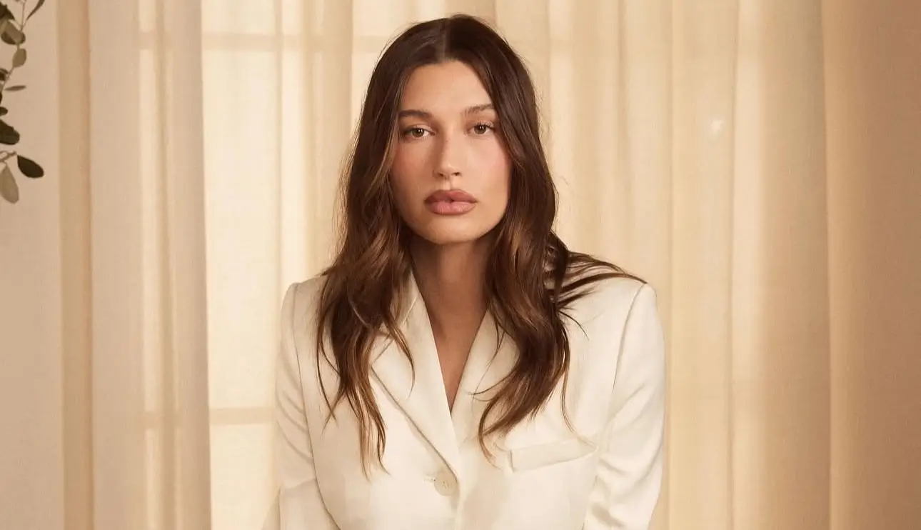 Hailey Bieber vende Rhode por R$ 5,6 bi à e.l.f. Beauty