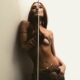Sasha Meneghel posa topless em clique artístico