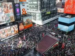Milhões vão às ruas em protestos “No Kings” contra Donald Trump nos EUA e na Europa