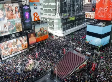 Milhões vão às ruas em protestos “No Kings” contra Donald Trump nos EUA e na Europa