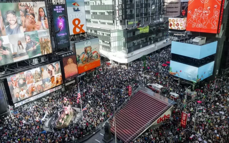 Milhões vão às ruas em protestos “No Kings” contra Donald Trump nos EUA e na Europa